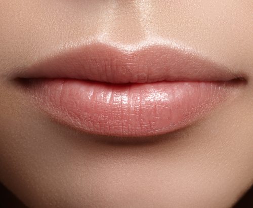 چرا انتخاب رنگ در شیدینگ لب مهم است؟