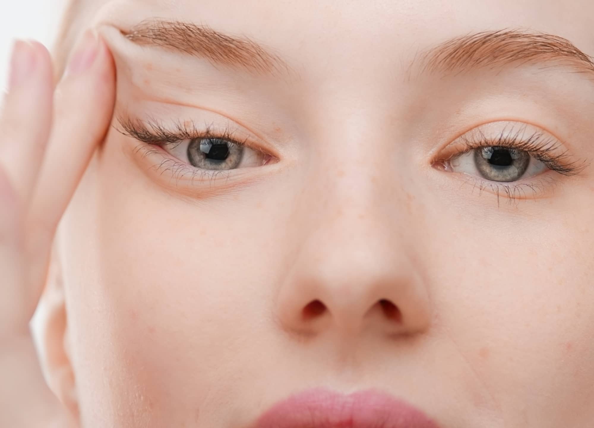 لیفت ابرو چگونه فرم صورت را متعادل‌تر نشان می‌دهد؟